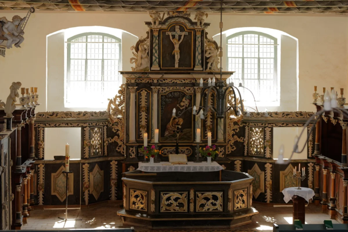 Der Altar und das Chorgestühl in der Kirche in Iven