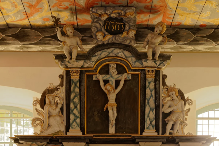 Die Spitze des Ivener Altars wieder ohne Gerüst im Hintergrund